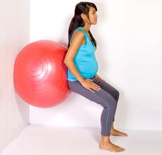 Alunecarea pe perete utilizand o minge de fitness