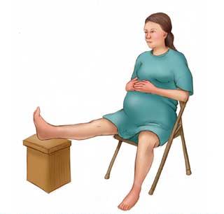 Sezand pe scaun cu un picior ridicat