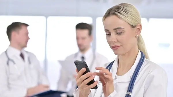 Pericolele pentru coloana cervicala cauzate de utilizarea telefonului